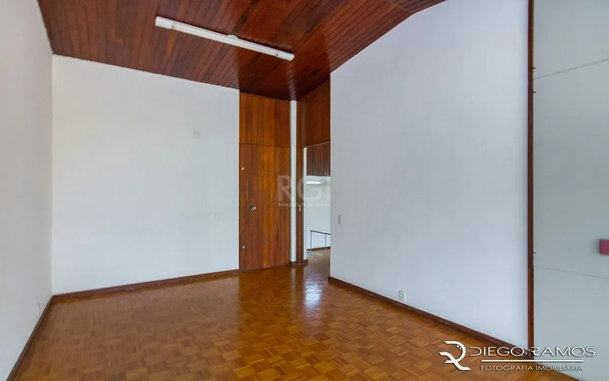 Imagem Venda de casa residencial 25,00m x 80,00m- Menino Deus. 4 vagas, 4 dormitórios, sendo 1 suíte, 1 varanda, lareira e churrasqueira.