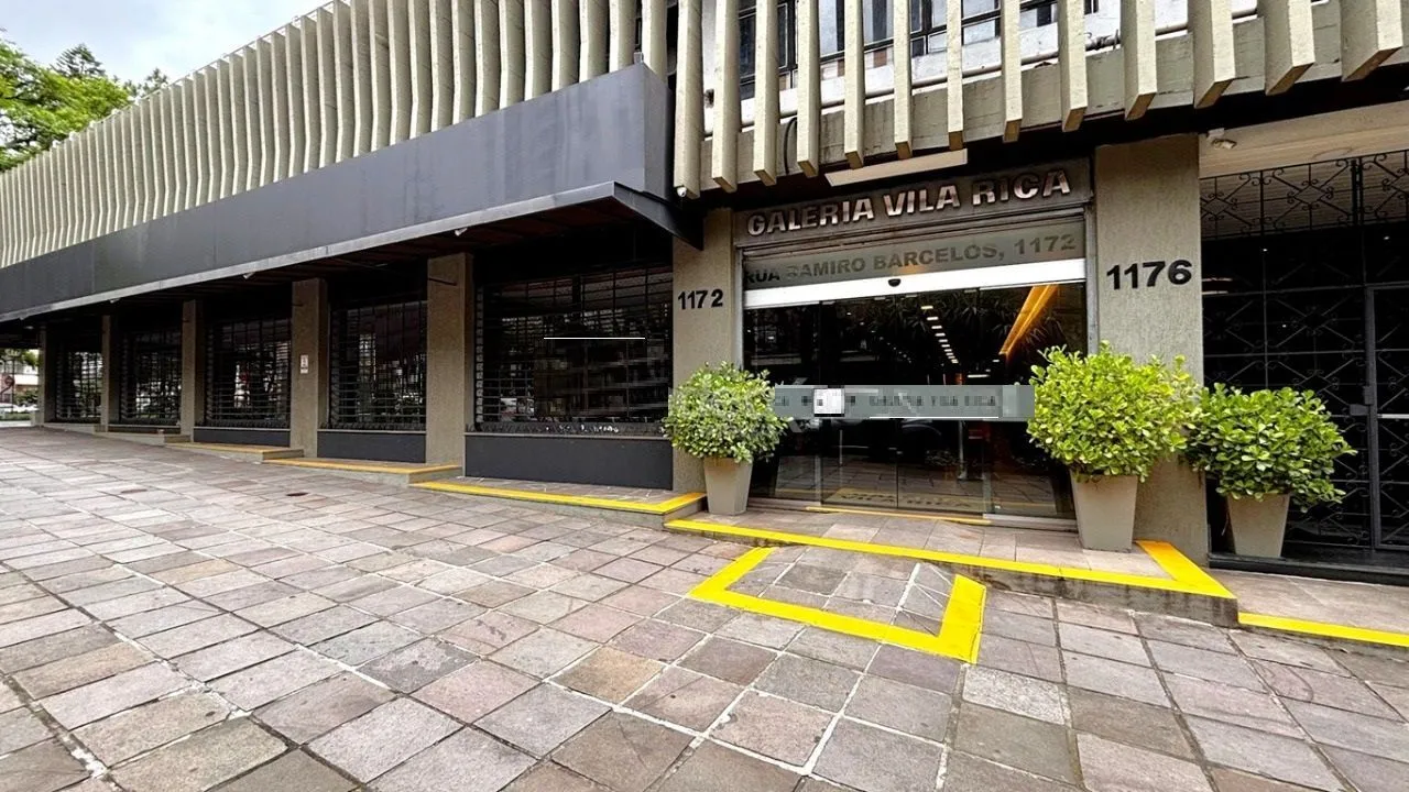 Imagem MÁFFER IMÓVEIS ALUGA - LOJA DE ESQUINA | 244 m² Bairro Independência - Porto Alegre Uma loja imponente, em posição absolutamente privilegiada, localizada na esquina entre a Rua Ramiro Barcelos e a Av. Independência, no coração de uma das regiões mais valo