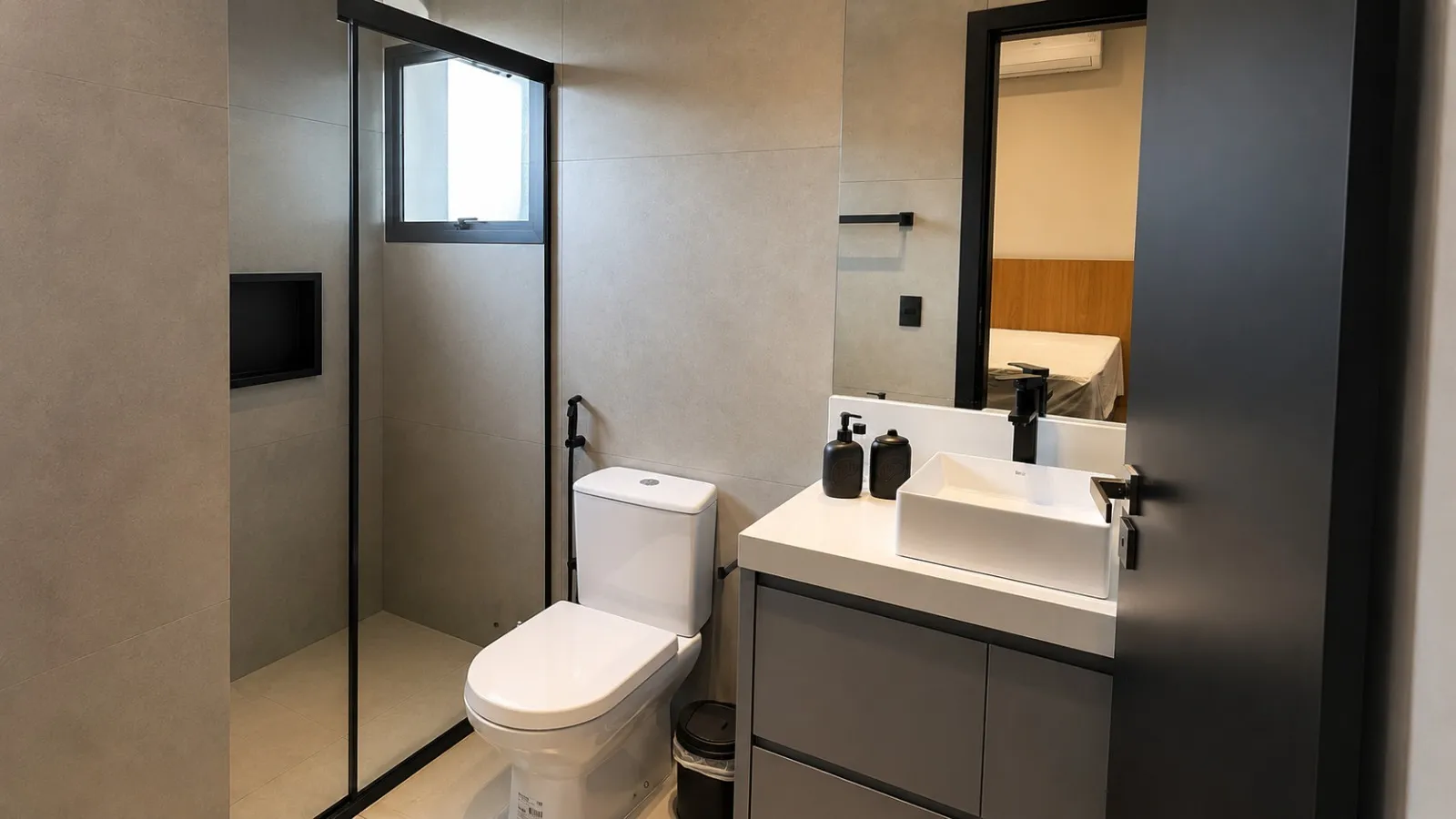 Imagem Casa mobiliada com 3 suítes e piscina à venda no Riviera de Santa Cristina XIII ? Setor Iate