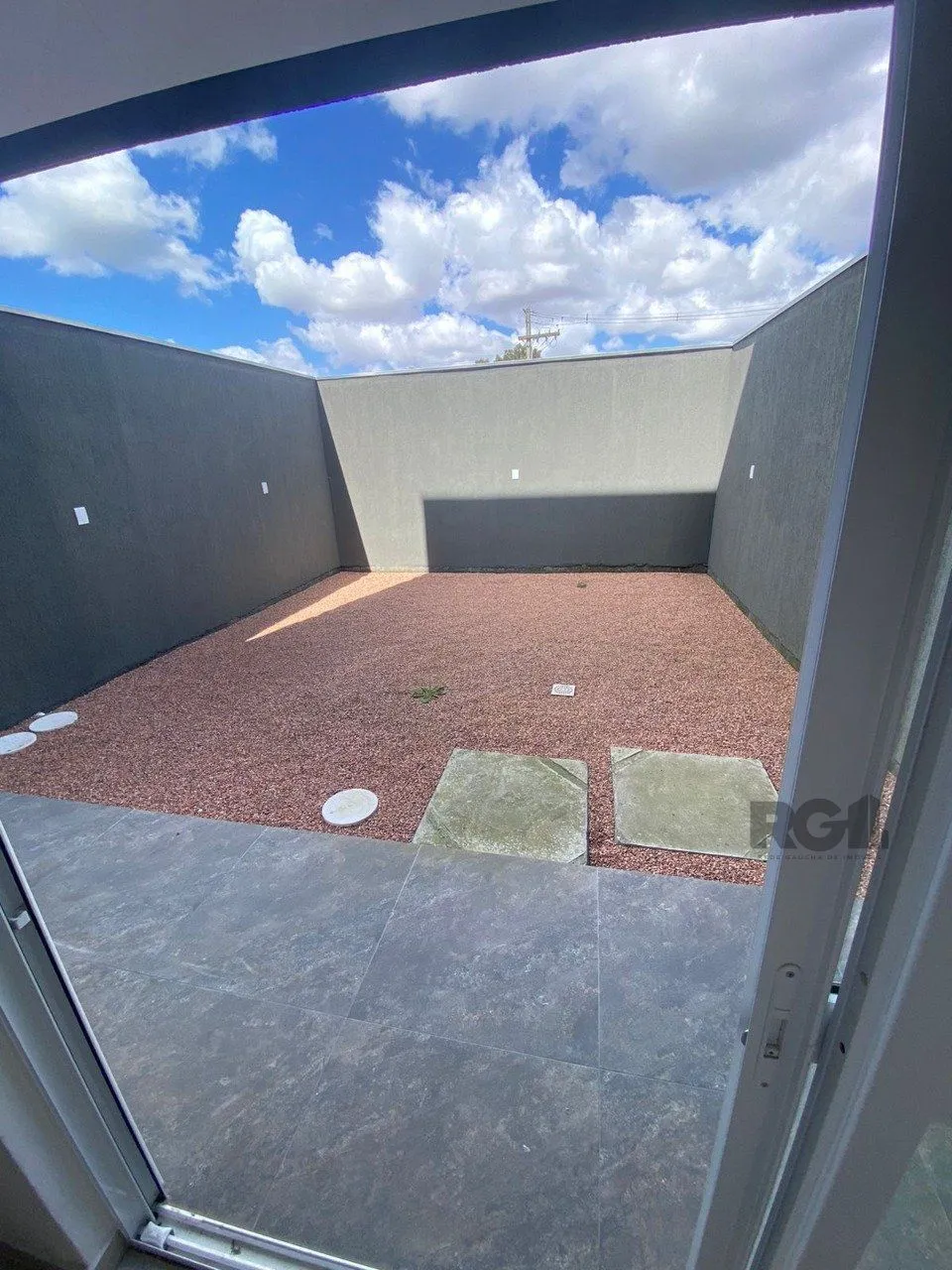 Imagem Casa com 03 Dormitórios / Amplo Terraço e Pátio