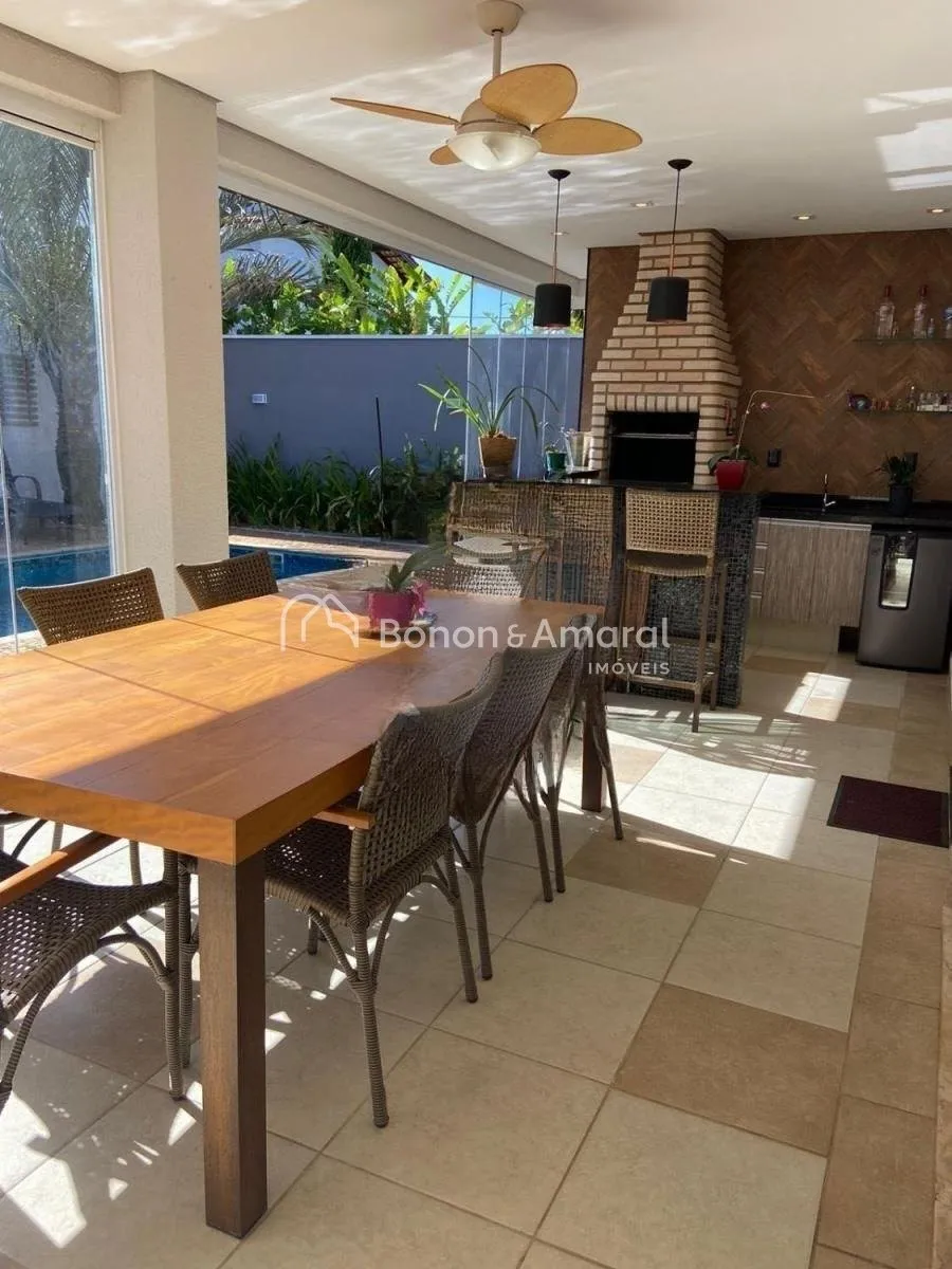 Imagem Casa À Venda com 4 Quartos e 5 Banheiros por R$ 2.350.000 no Swiss Park