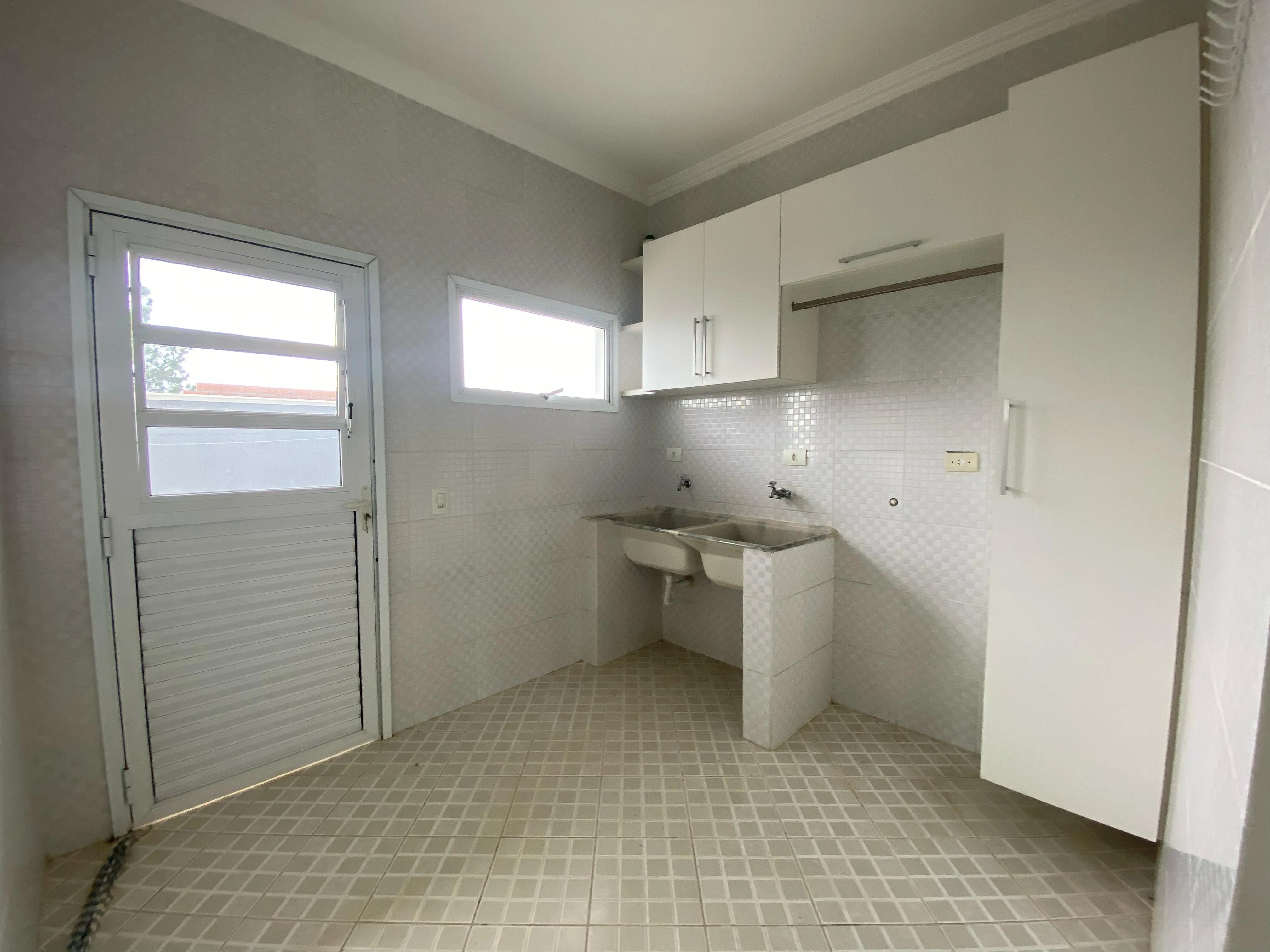 Imagem Exclusivo sobrado de alto padrão no Residencial Saint Charbel à 15min. do Parque Campolim e Shopping Iguatemi
