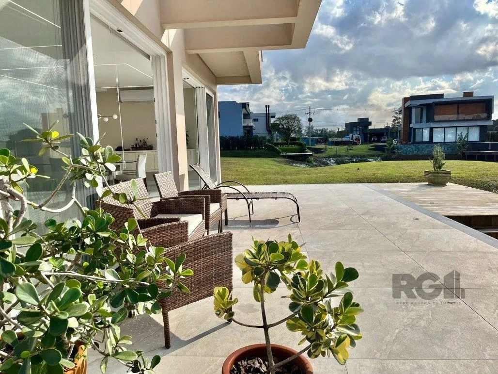 Imagem Casa para Comprar com 3 Suítes em Lote Molhado no Península Ponta da Figueira