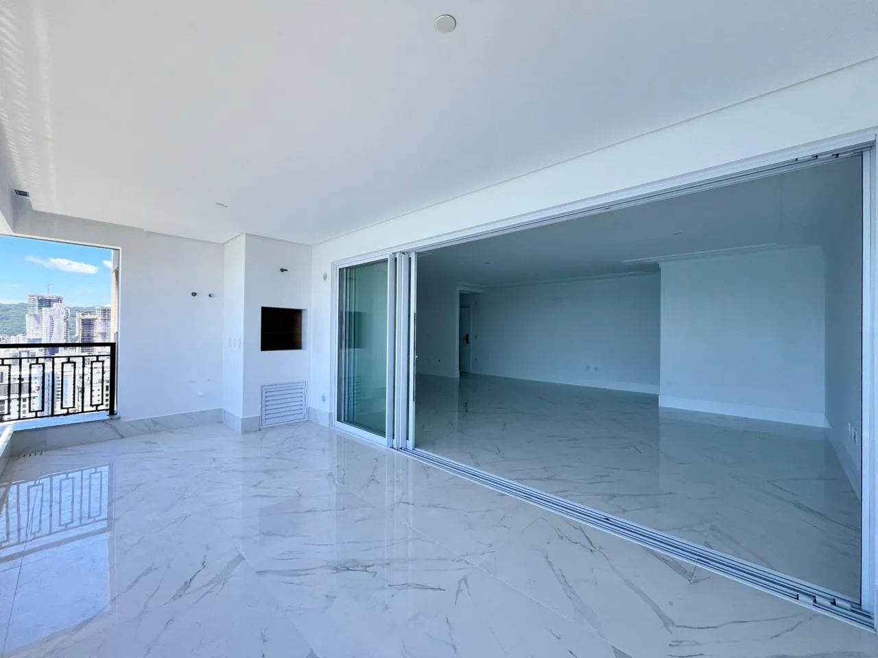 Imagem Apartamento com vista para o mar à venda com 190m2 por R$ 4.048.000,00