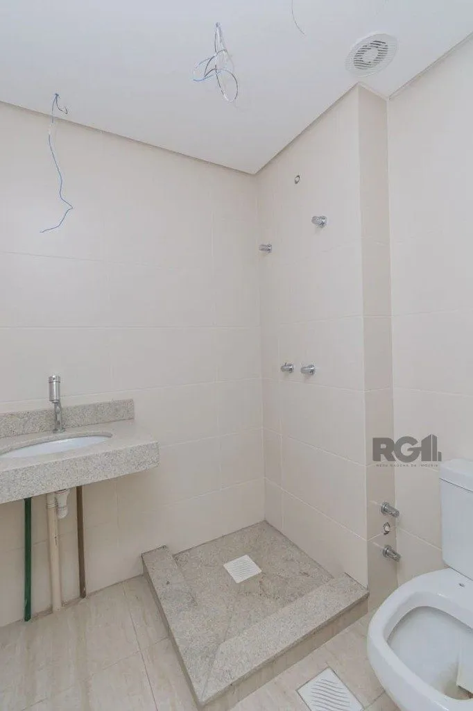 Imagem Excelente casa em condomínio de 251m² com 3 suítes e elevador!