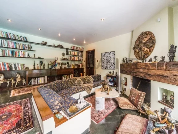 Imagem VENDO CASA PRÓXIMO AO PQ. IBIRAPUERA! Magnifica residência a venda em rua tranquila e arborozada no Jardim Lusitânia, com 900m² de área construída em