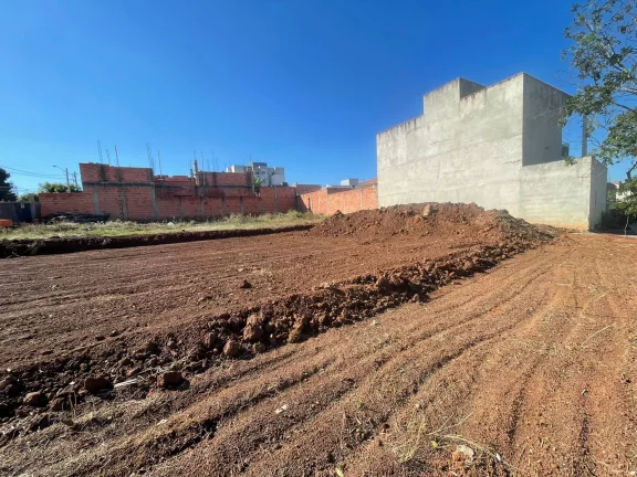 Imagem Terreno de Esquina à Venda no Bairro dos Ipês, Boituva