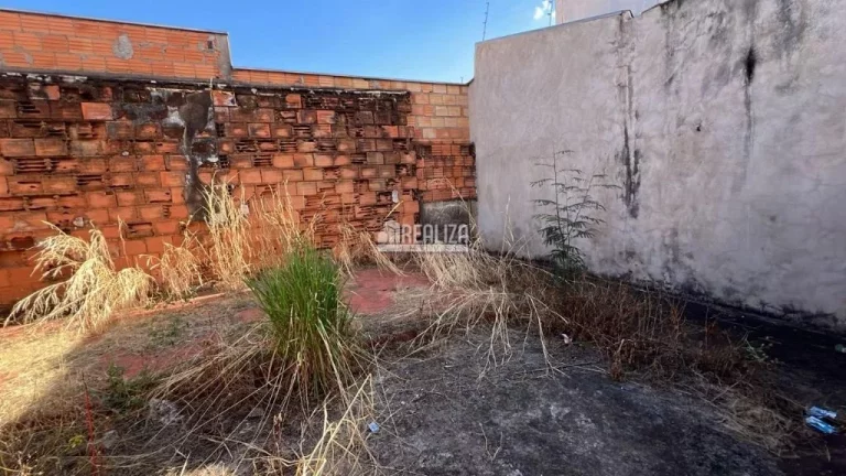 Imagem Casa à venda no bairro Vila Militar, Uberaba - 2 dormitórios e amplo quintal!