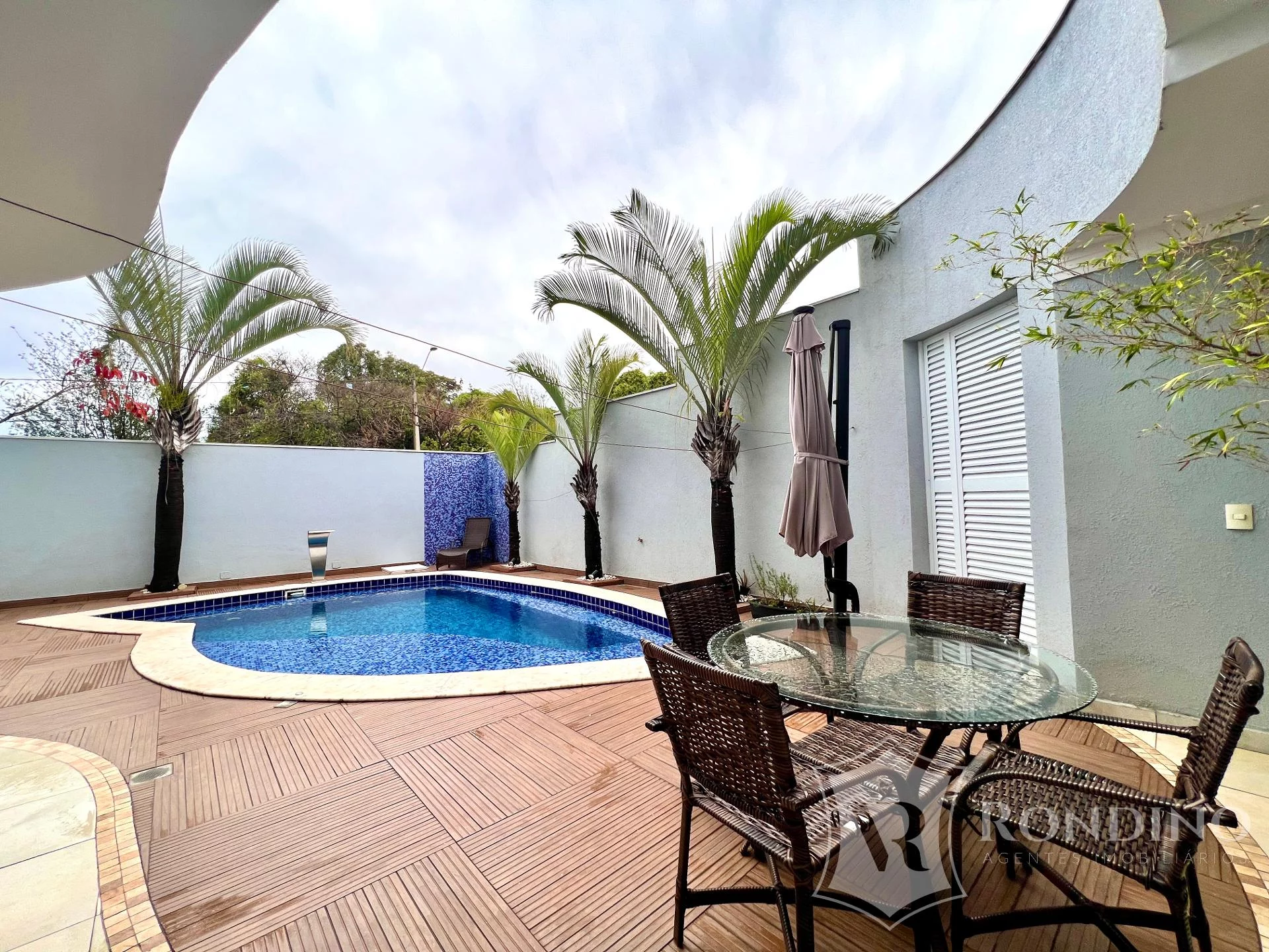 Imagem Sobrado de Esquina com 3 suítes e piscina no Villa dos Inglezes