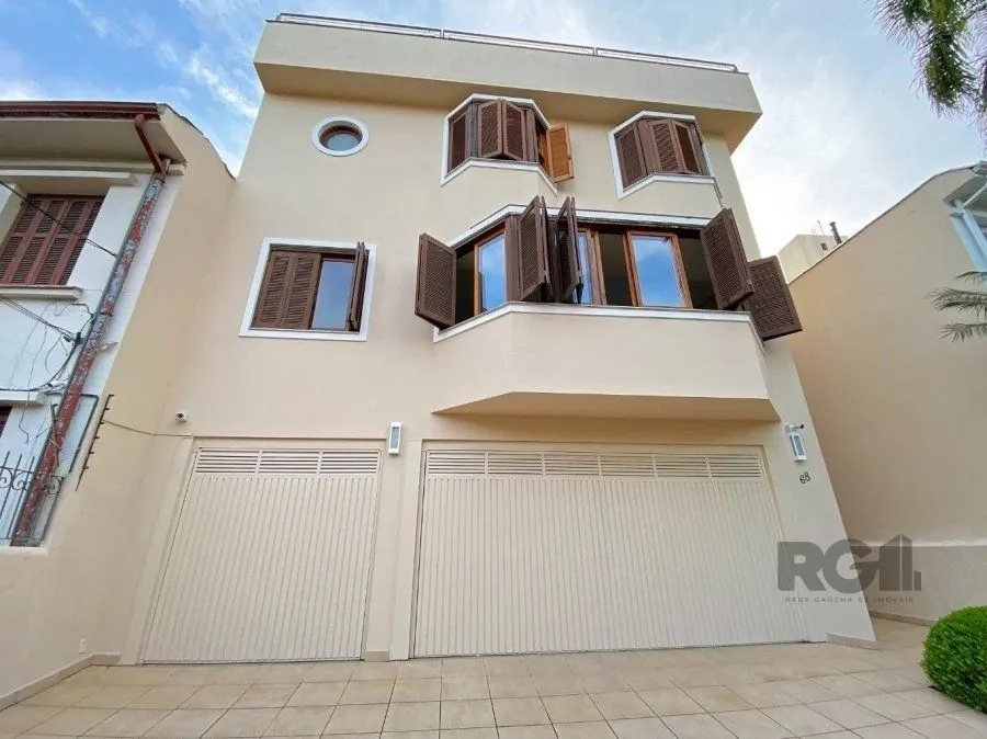 Excelente casa de 465m² com 3 dormitórios e 5 vagas de garagem.