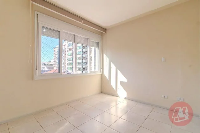 Imagem No Menino Deus 102 m², 2 dormitórios com sacada. e todo mobiliado.