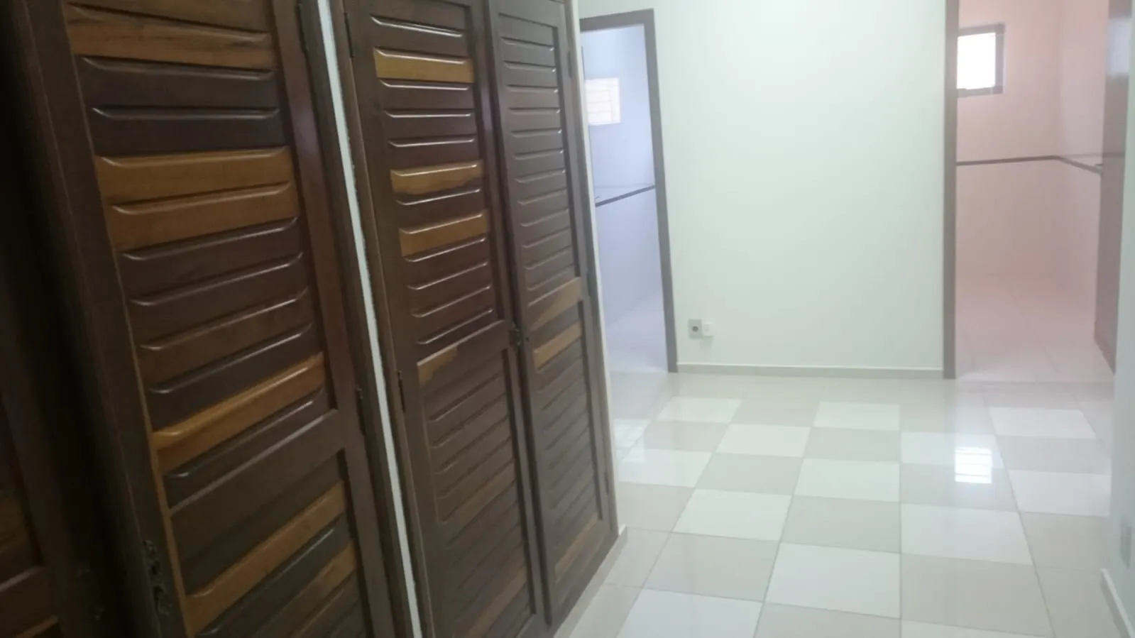 Imagem Imóvel Comercial de Esquina no Campolim - 9 Salas, 2 Recepções e Estacionamento
