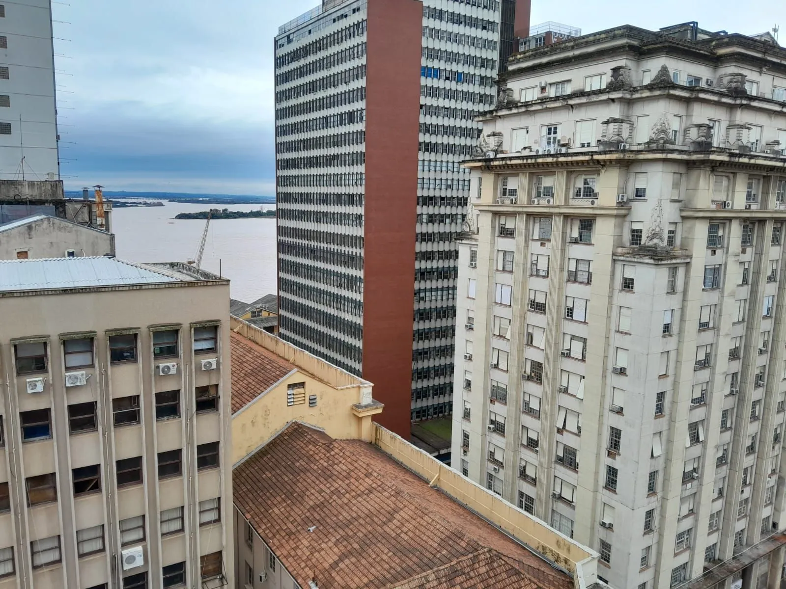 Imagem Salas com meio andar,para empresas ou órgãos públicos com 262,41m2 ,Centro