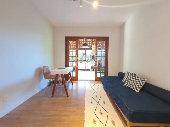 Imagem Casa linear reformada de 3 quartos (sendo 2 suítes) e área gourmet para venda em Teresópolis.