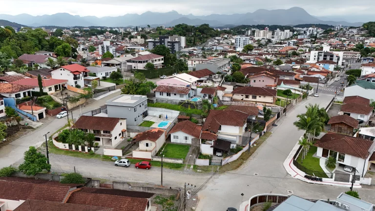 Imagem Casa de madeira muito bem localizada entre os bairros Iririú e saguaçu!
