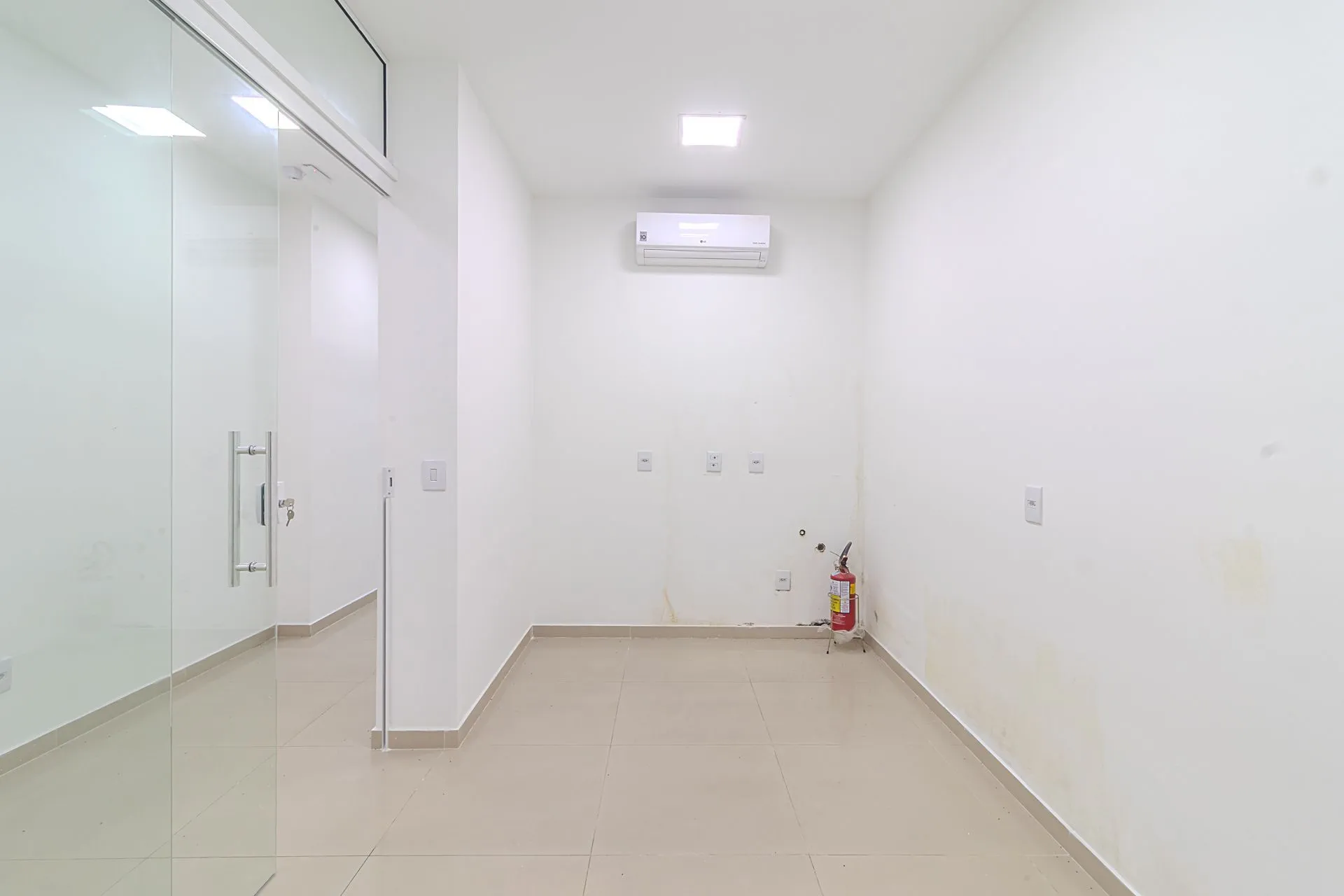 Imagem : MÁFFER IMÓVEIS ALUGA LOJA COMERCIAL COM 351M² DE ÁREA PRIVATIVA toda REFORMADA com excelente fachada e espaço para estacionamento em frente ao imóvel, ideal para empresas que buscam visibilidade e facilidade de acesso.