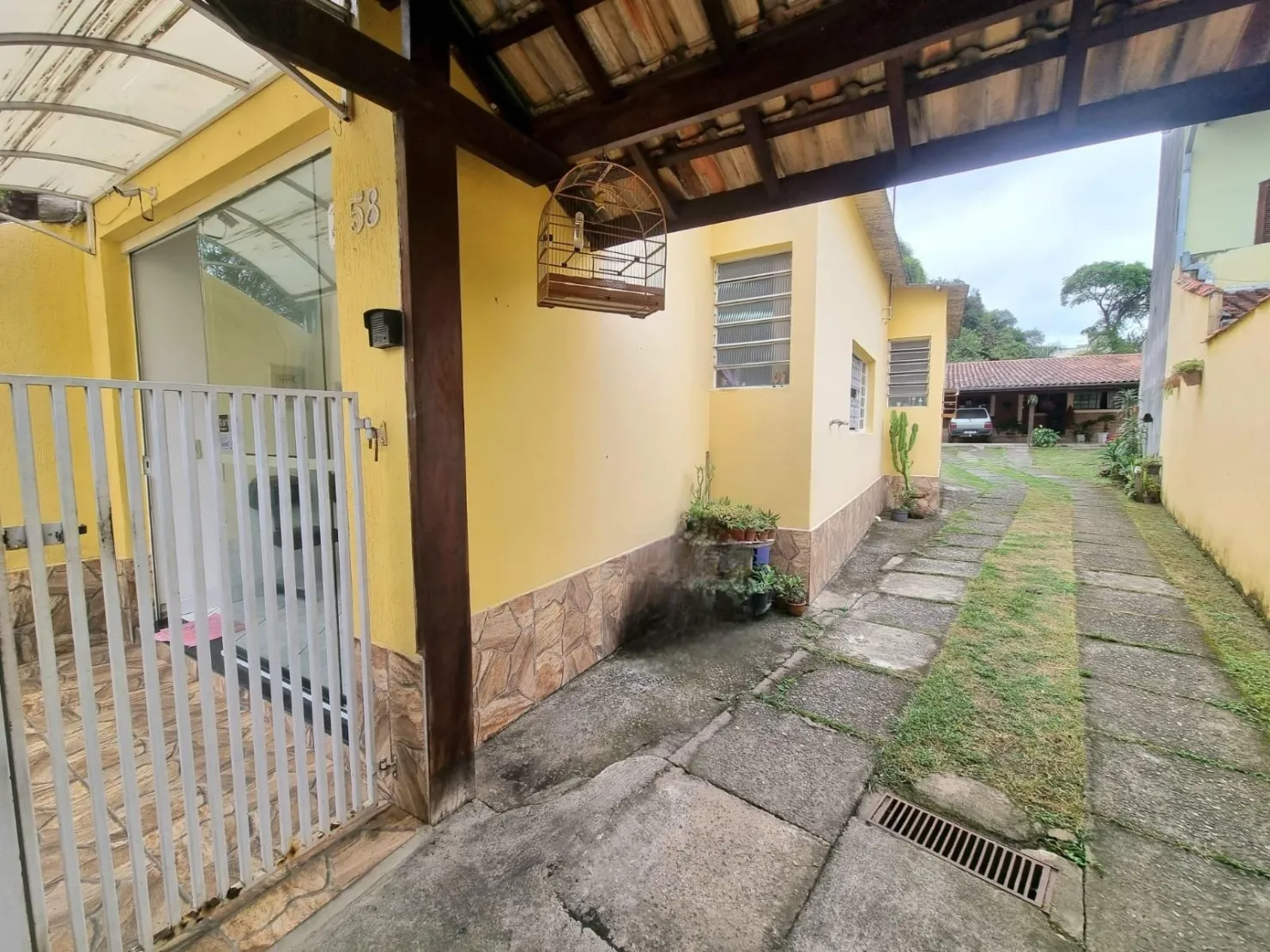 Imagem Linda Casa Térrea com Salão Comercial em Excelente Localização: 3 Dormitórios, Quintal Amplo e Tranquilidade Garantida a 5 Minutos do Centro da Cidade