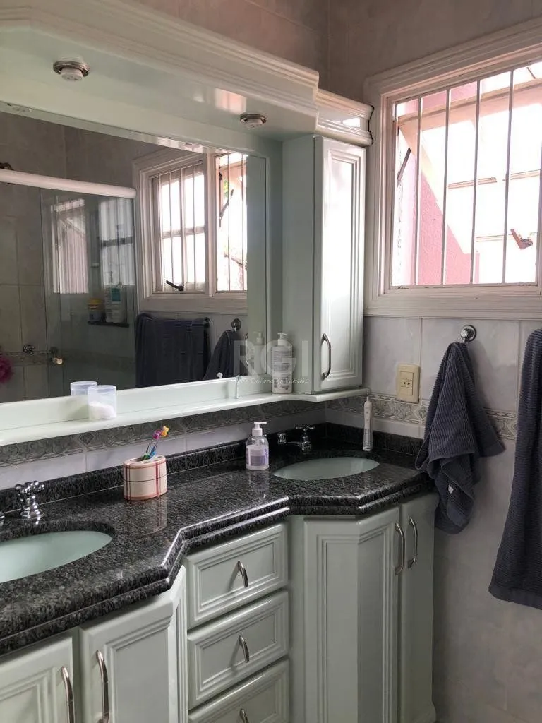 Imagem Casa à venda - 230m², 4 quartos, sendo 2 suítes, churrasqueira, piscina e 03 vagas de garagem