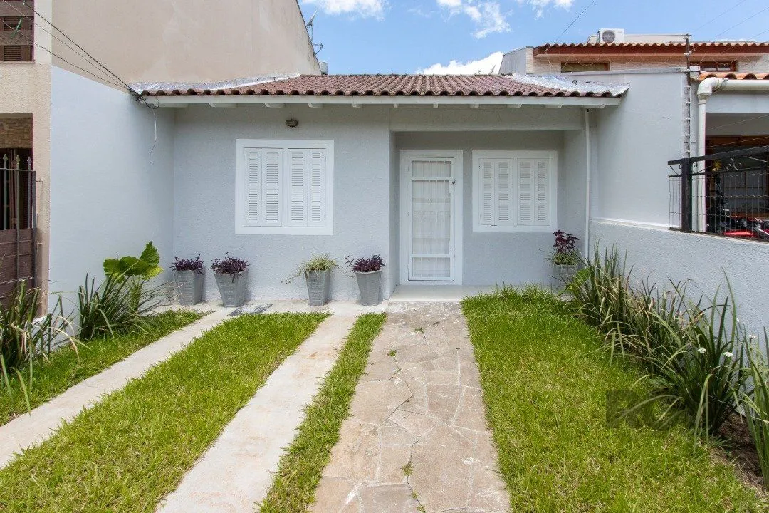 Imagem Casa no Bairro Hípica, 100% reformada, 2 dormitórios, 1 vaga de garagem.