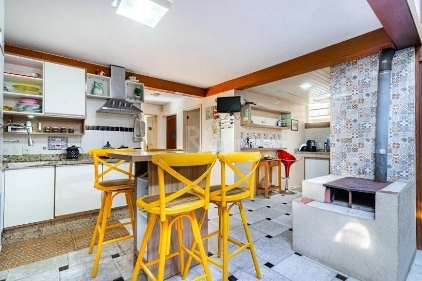 Imagem Excelente casa de 264m² com 4 dormitórios no bairro Menino Deus