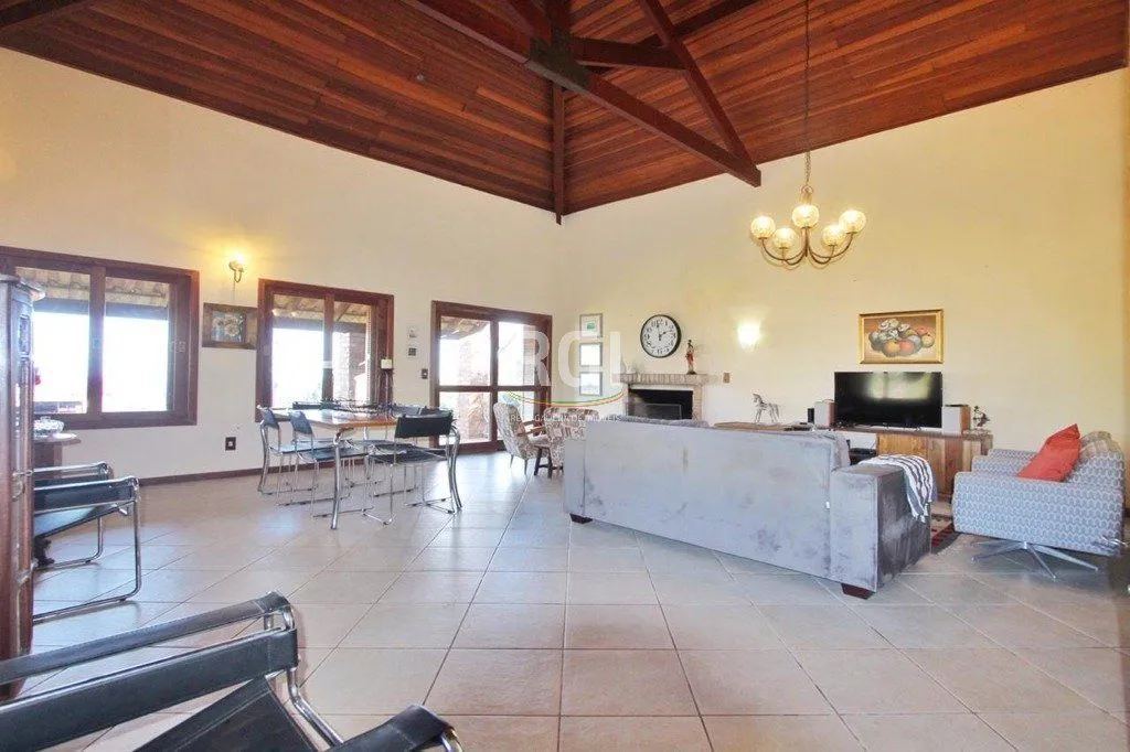 Imagem Casa para Venda - 269.06m², 4 dormitórios, sendo 2 suites, 5 vagas - Teresópolis