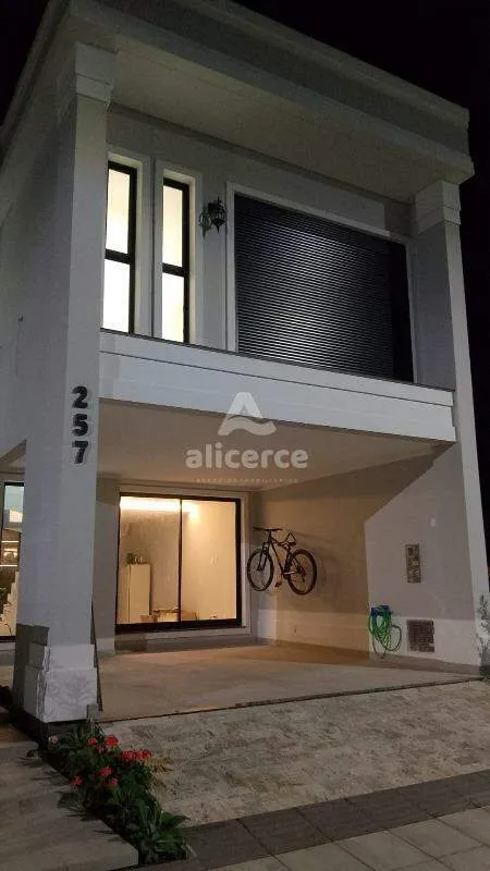 Imagem Casa de Alto Padrão com Fundos para o Lago - 3 Dormitórios I 1 Suíte I 2 Vagas de Garagem - em Acqua Condomínio Clube, Deltaville - Biguaçu/SC