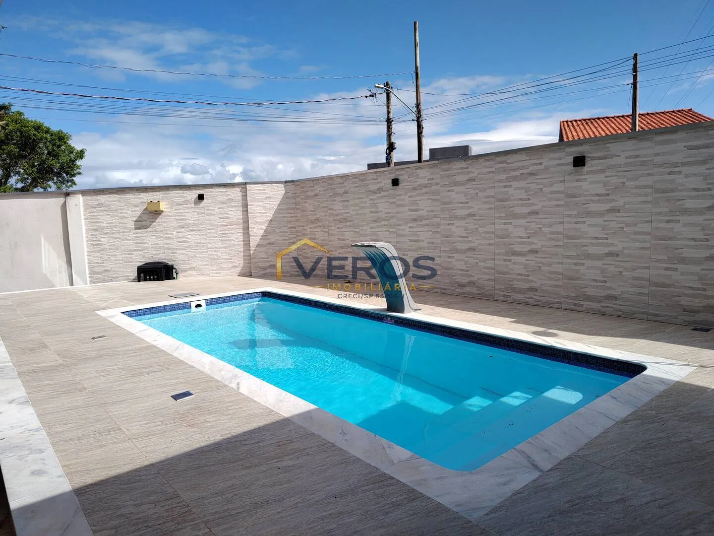 Imagem Casa com piscina e 03 dormitórios, sendo 02 suítes em Caraguatatuba