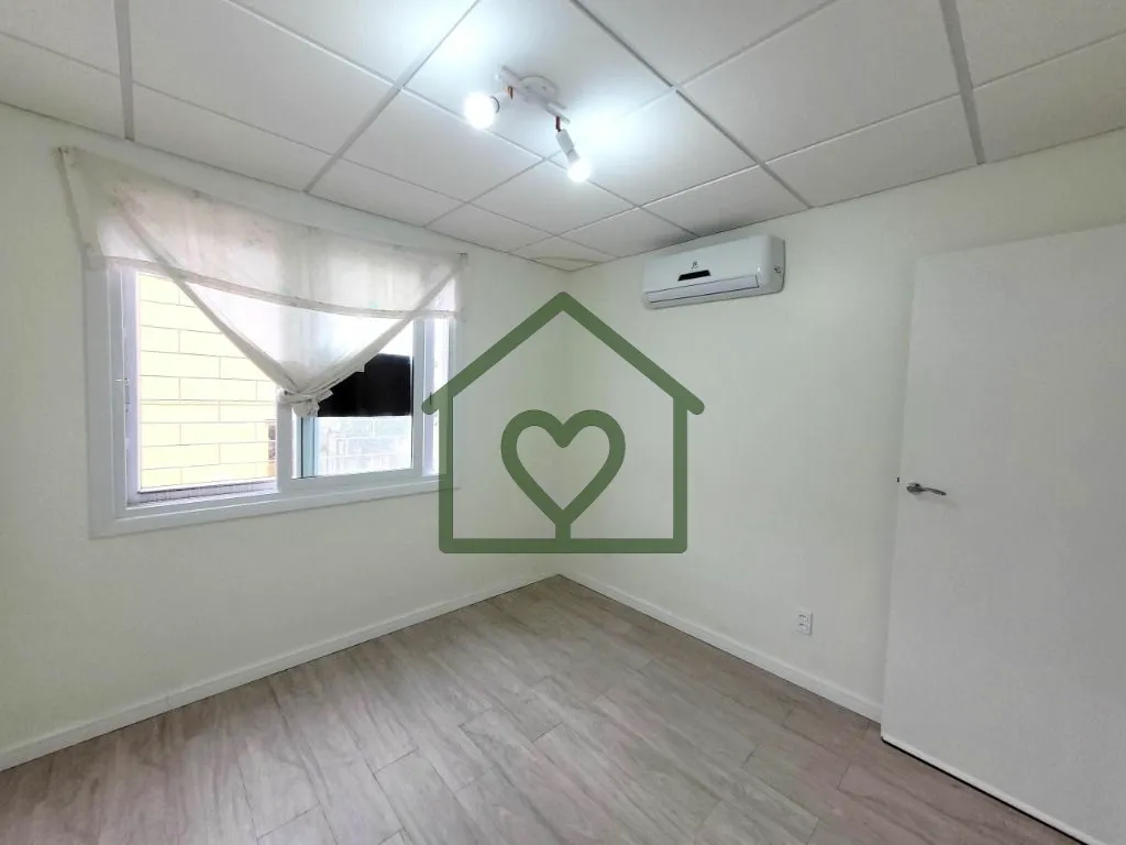 Imagem Apartamento totalmente reformado com 01 dormitório e 02 vagas de garagem próximo à PUC, bairro Ja...