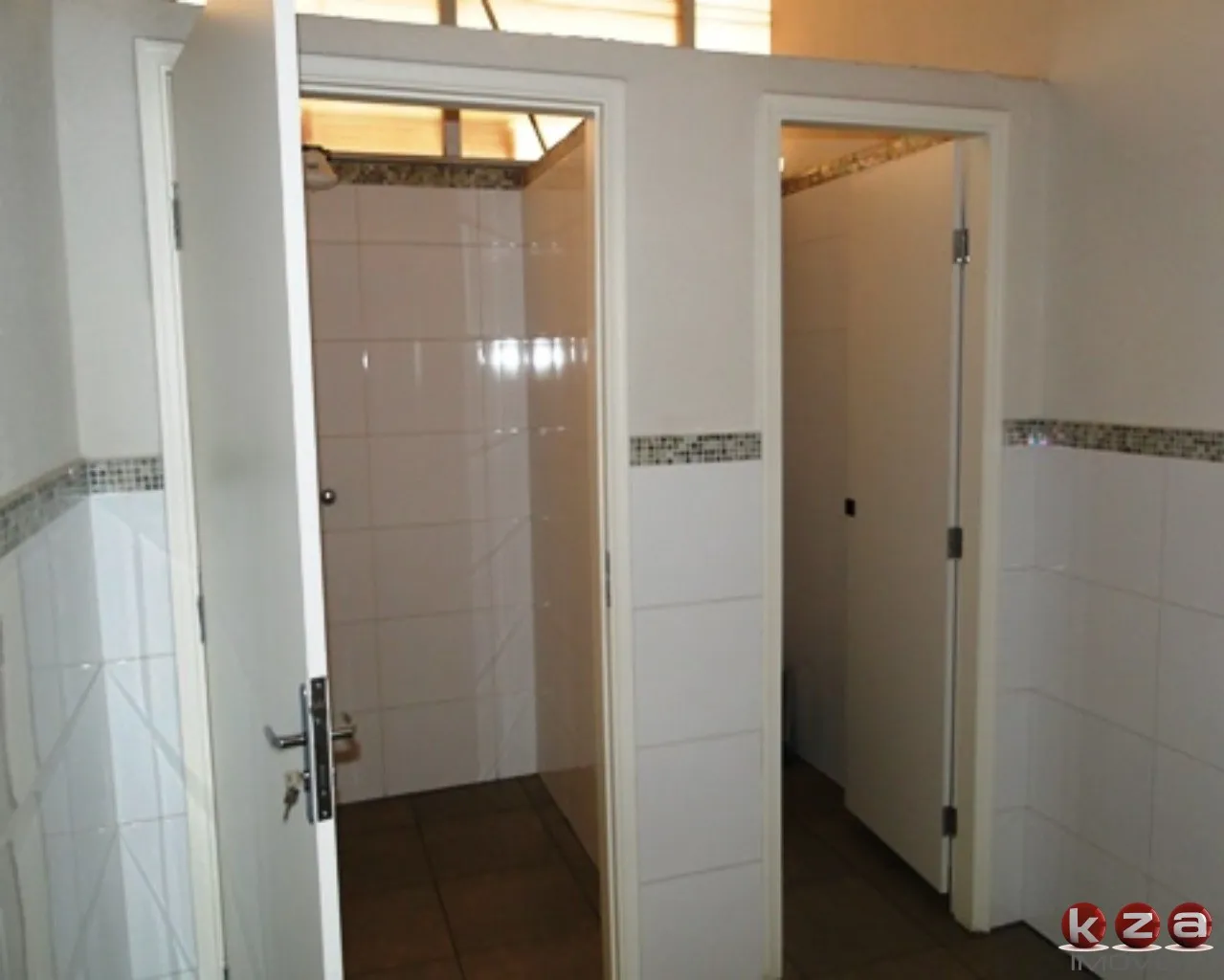Imagem Galpão Industrial com 6 Salas e 25 Vagas em Valinhos-SP - Oferta Imbatível no Bairro Chácaras São Bento!