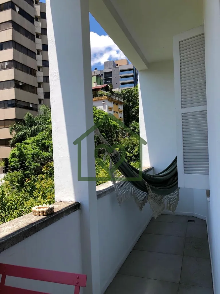 Imagem Descubra o seu novo lar no Edifício Becarma, um encantador apartamento localizado na Rua Vasco da G...