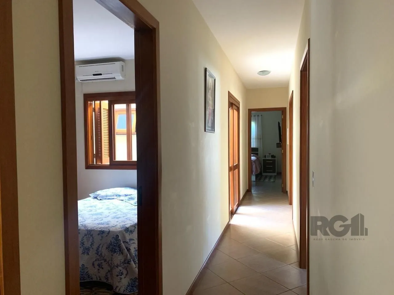 Imagem Casa com 3 quartos, 1 suíte, 3 vagas e 182m² para vender por R$ 890.000
