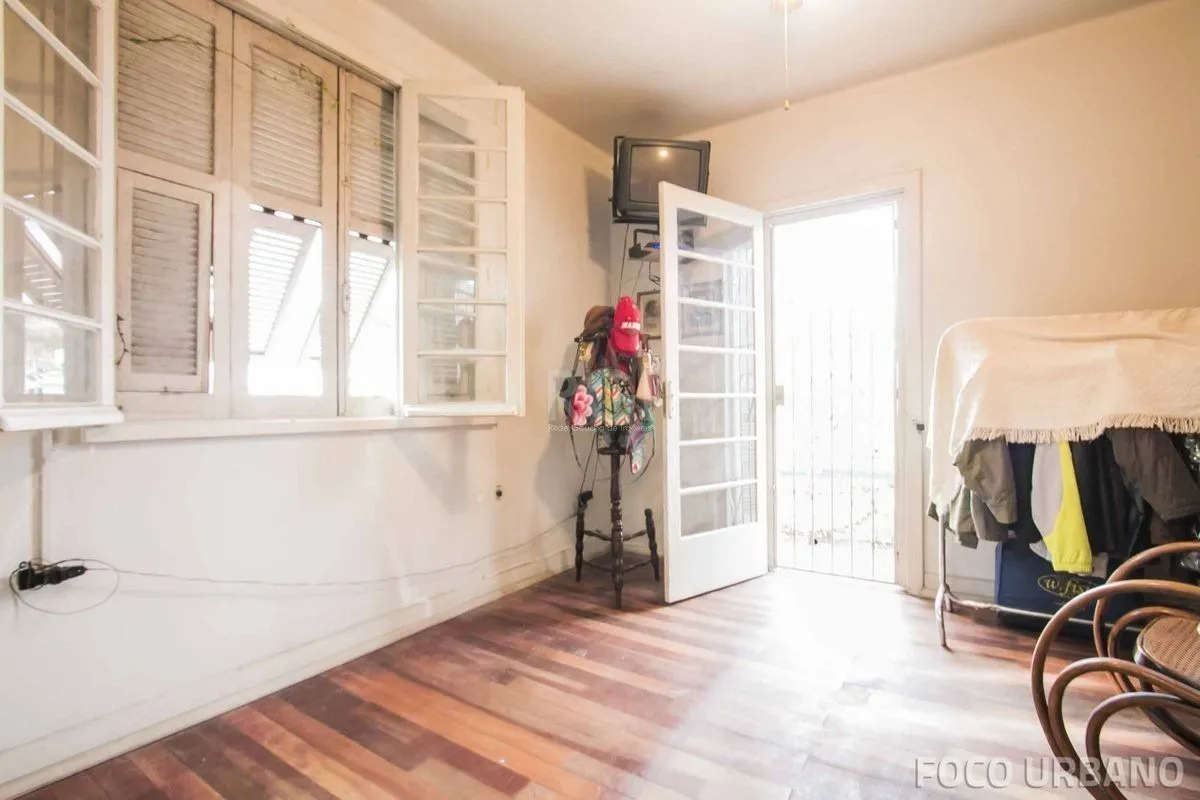 Imagem Casa para Venda - 250m², 4 dormitórios, 2 vagas - Petrópolis