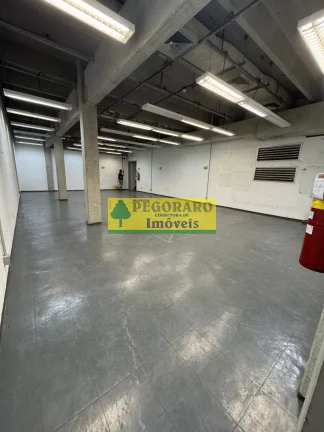 Imagem Galpão Comercial para Locação no Indaiá em Caraguatatuba-SP: 4 Salas, 4 Banheiros, 30 Vagas de Garagem, 875m² de Área.