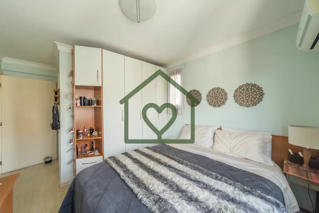 Imagem Excelente apartamento no bairro Menino Deus com 2 dormitórios, sendo 1 suíte. Possui living para 2...