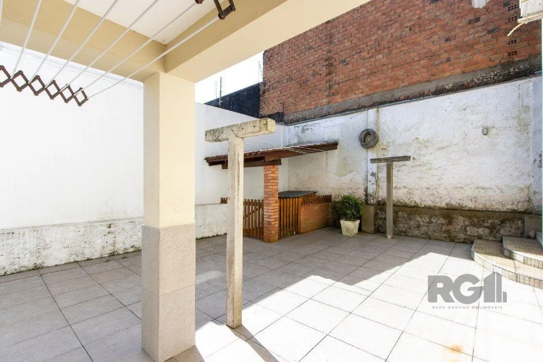 Imagem Casa a venda no bairro Guarujá com 4 dormitórios, piscina e salão de festas