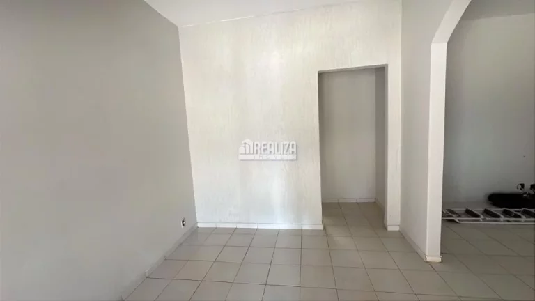 Imagem Casa à venda em Uberaba: 2 dormitórios, suíte, 4 garagens e quintal amplo