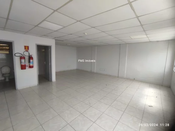 Imagem Galpão Comercial para Locação em Barueri-SP, Chácaras Marco: 2 banheiros, 4 vagas, 690m² de área!