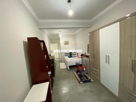 Imagem Casa Sobrado Semi-Mobiliada à Venda com 03 Suítes sendo 01 com Sacada Localizado no Centro de Balneário Camboriú - SC