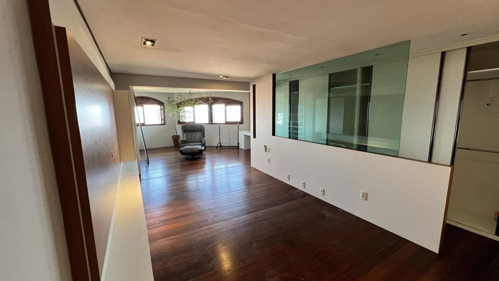Imagem Belíssima casa no Bairro Tristeza com 645m²