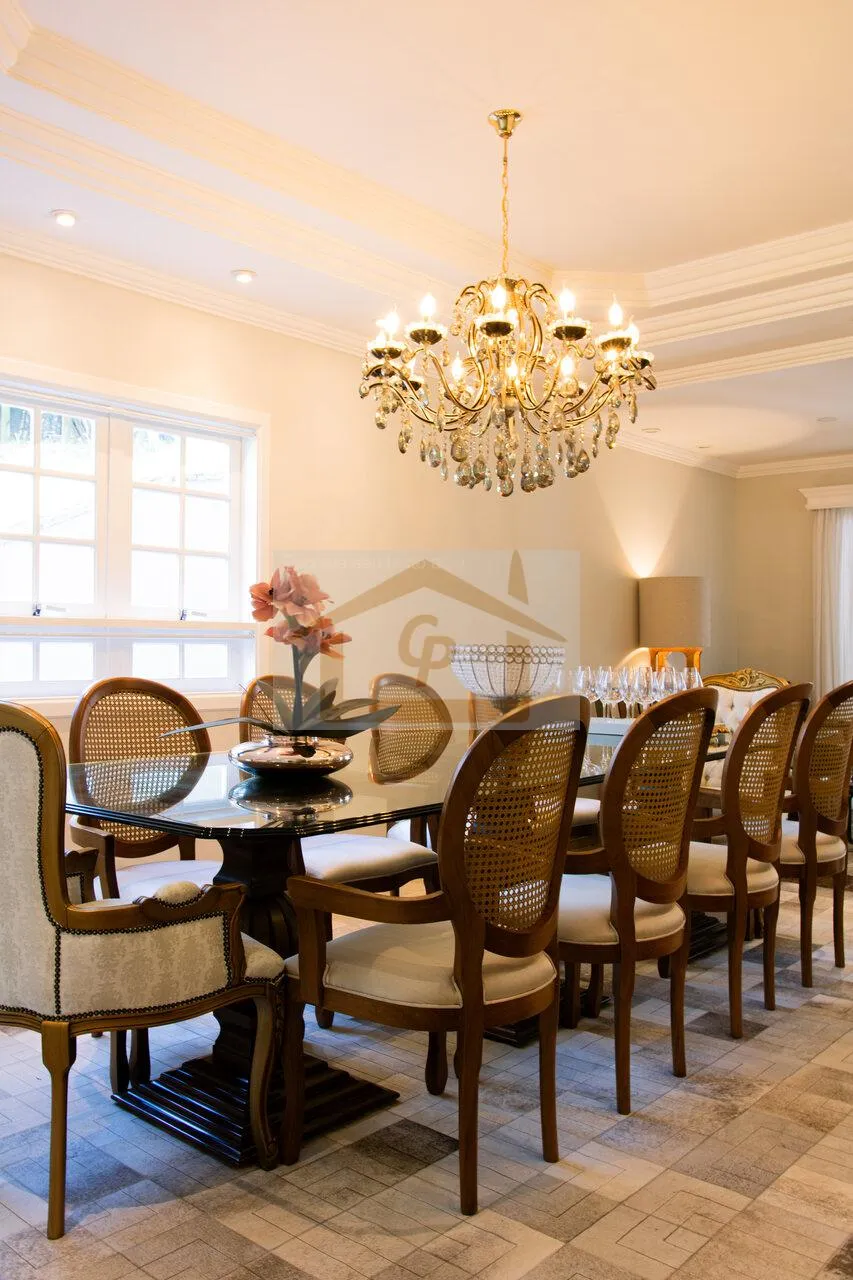 Imagem Casa de estilo Neo-Clássico recém-reformada e ampliada, 4 quartos sendo 2 suítes, 4 vagas