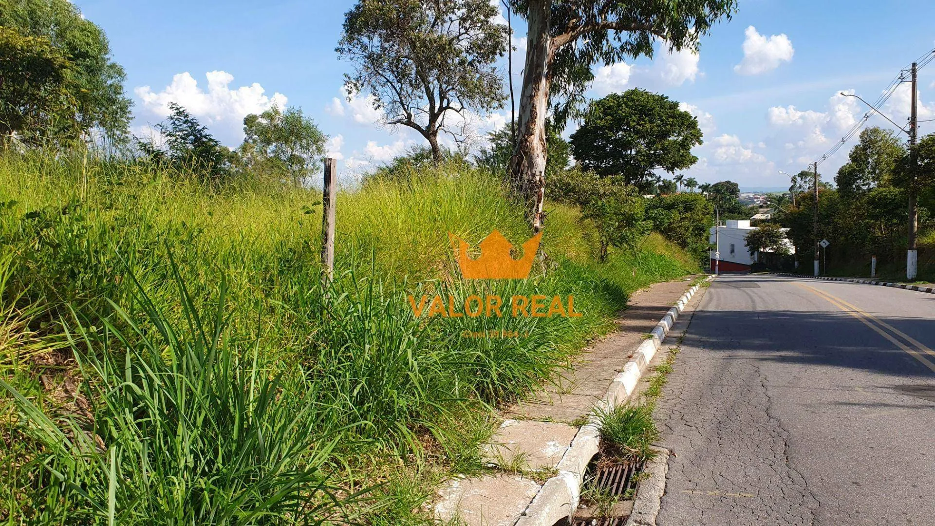 Imagem Área Residencial com 28.800.00 m2 de frente para Avenida asfaltada em Vinhedo, R$ 2.990 mil.