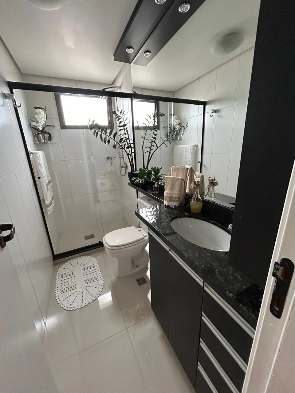 Imagem Apartamento com Suíte, Lareira e 2 Vagas na Zona Norte