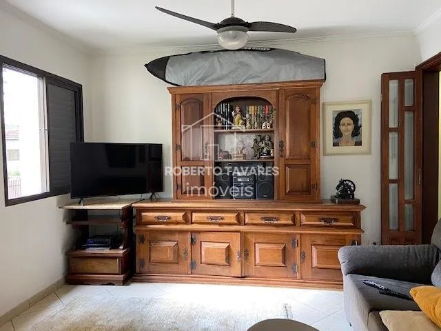 Imagem Amplo apartamento 165M² à venda com 4 dormitórios, sendo 2 suítes, living para 3 ambientes, cozinha com armários embutidos e área de serviço com quarto e banheiro. Conta com 2 vagas de garagem.