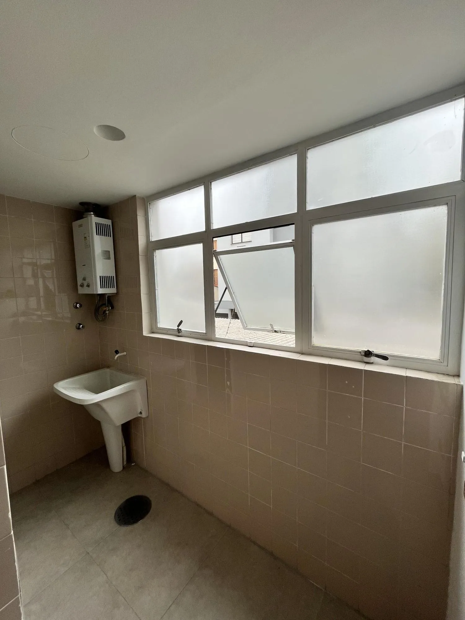 Imagem Apartamento de 2 quartos, 2 banheiros e 1 vaga de garagem no bairro Petrópolis