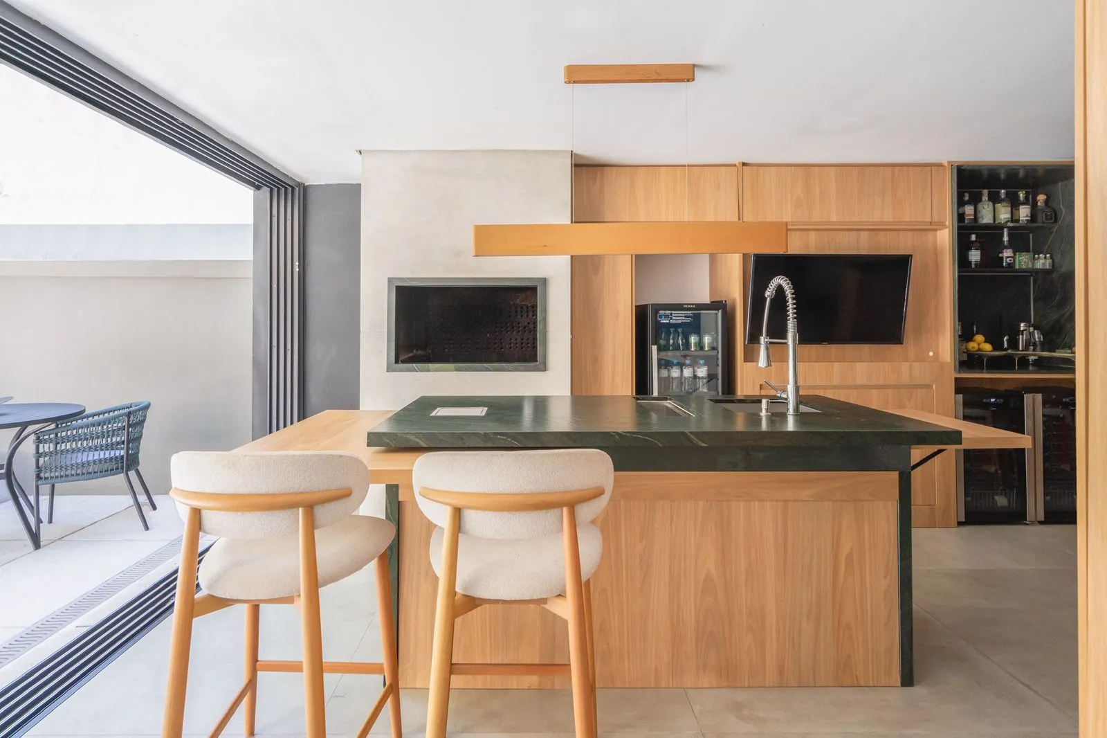 Imagem Casa com 3 suítes amplas, além de uma sala generoso com lareira e 2 vagas de garagem.