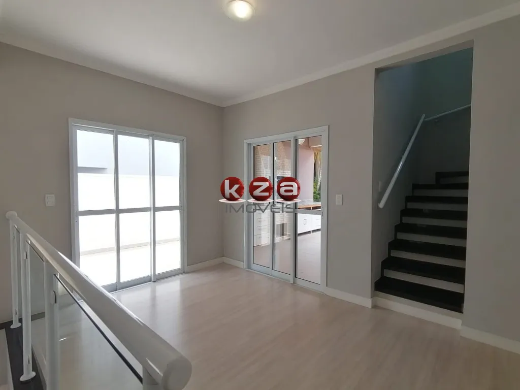 Imagem Casa de Alto Padrão em Condomínio Exclusivo em Vinhedo-SP: 3 Quartos, 1 Suíte, 3 Salas, 3 Banheiros, 4 Vagas de Garagem.