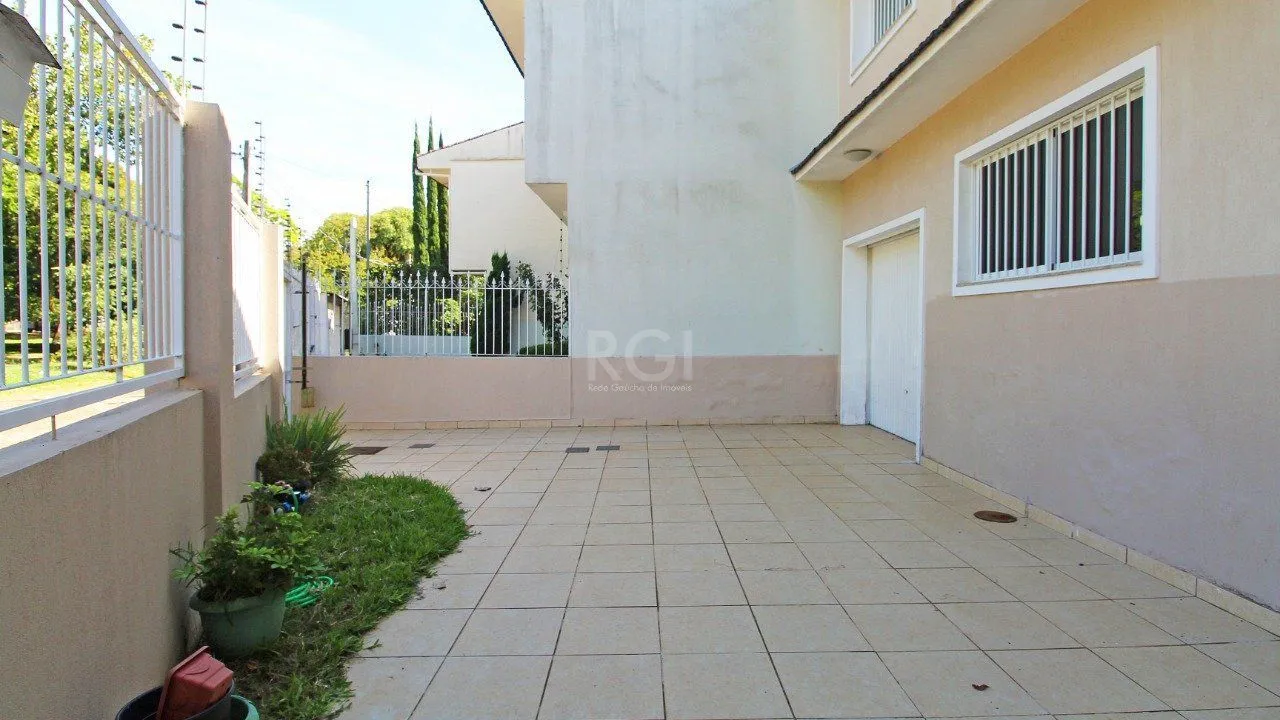Imagem Casa térrea de 2 dormitórios e 3 vagas de garagem na Vila Ipiranga em Porto Alegre.