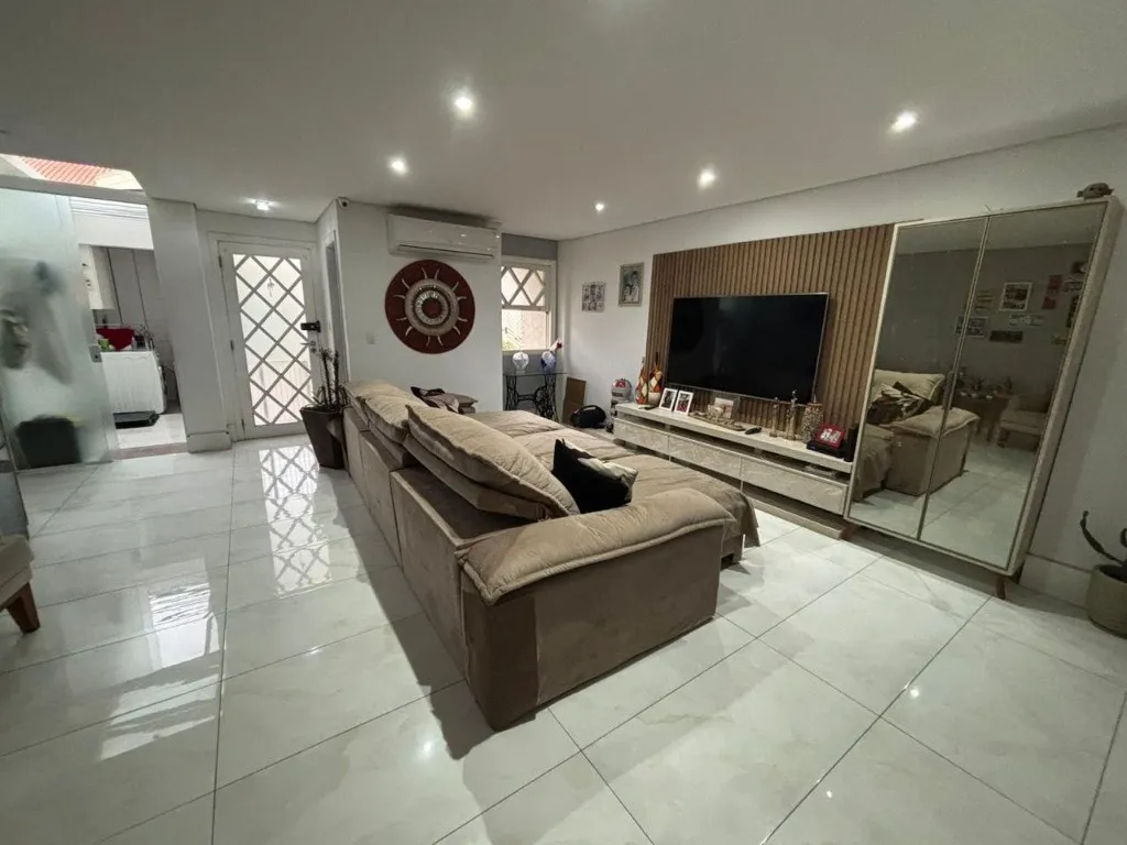 Imagem Imóvel à venda em São Caetano do Sul-SP: Casa com 4 quartos, 1 suíte, 2 banheiros, 4 vagas de garagem e 250m² de área no Jardim São Caetano.