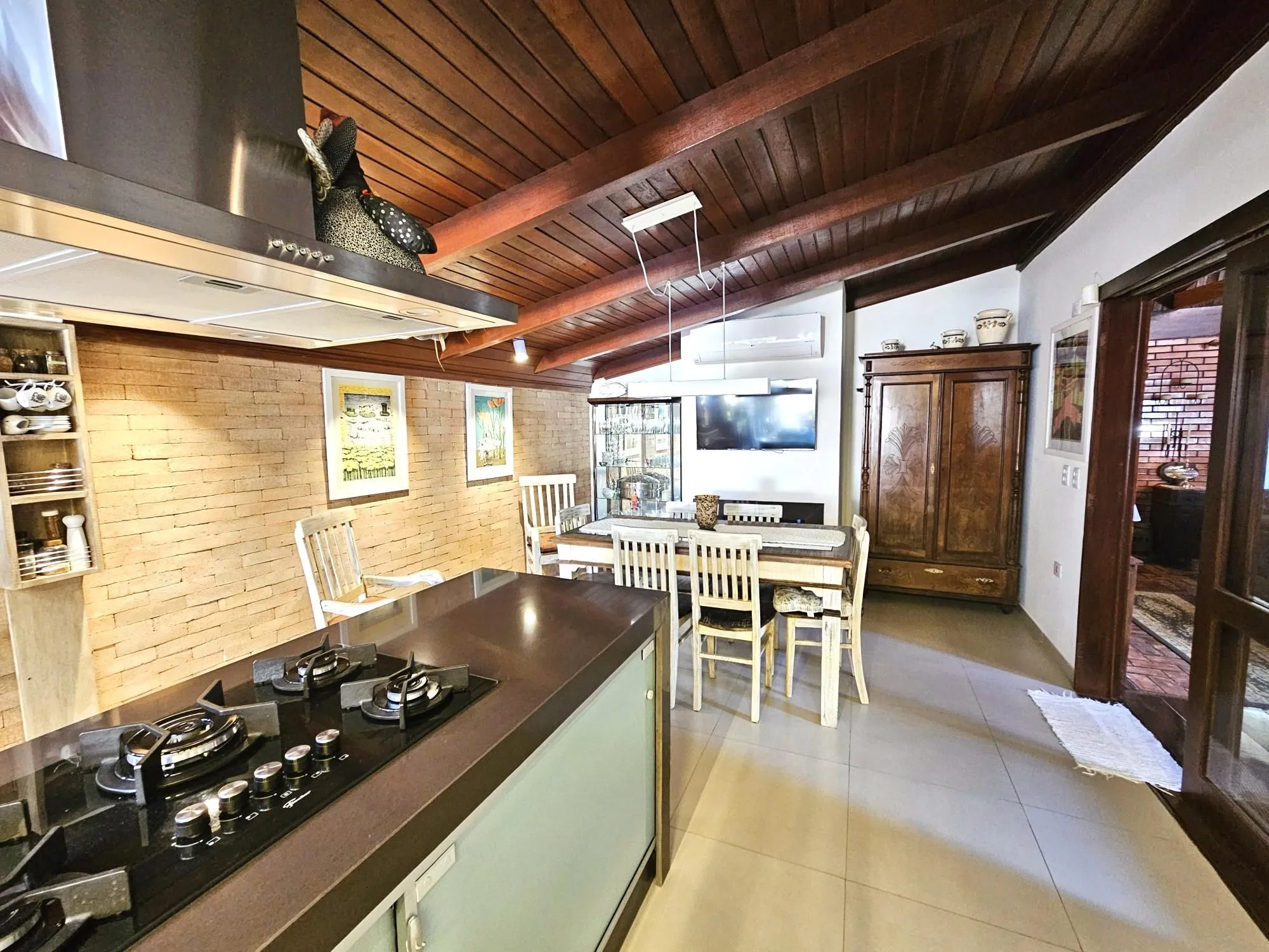 Imagem LINDA CASA NO BAIRRO GUARUJÁ - TERRENO COM 22 METROS DE FRENTE