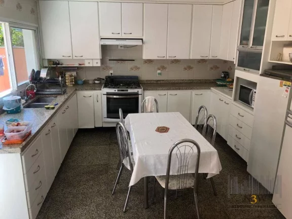 Imagem Sobrado à venda em Alphaville Barueri SP com 5 suítes, 4 vagas de garagem, piscina e 480m².